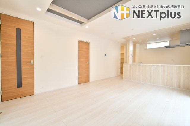 上尾市泉台2丁目2期　全1棟の居間・リビング|スタイリッシュなアクセントクロスが映えるリビング。キッチン横には可動棚付パントリーを備え、生活感を隠してスッキリ暮らせます。長期優良住宅認定の確かな品質も魅力。