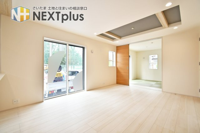 上尾市泉台2丁目2期　全1棟の居間・リビング|リビング横には洋室仕様の和室を配置。扉を開放すれば、より広々とした大空間として活用可能です。全居室南西向きの設計で、どの部屋にいても心地よい光を感じられます。