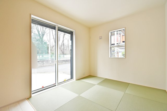 上尾市泉台2丁目2期　全1棟の和室|和室：南西向きの大きな窓から豊かな陽光が差し込む、5.25帖の和室。モダンな「縁なし畳」を採用し、洋室のような洗練された雰囲気に。お子様の遊び場や、お昼寝スペースにもおすすめ。