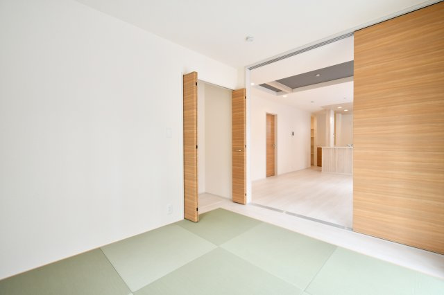 上尾市泉台2丁目2期　全1棟の和室|和室：3枚引き戸を開放すれば、16帖のLDKと繋がる開放的な大空間に。来客用の寝室や家事スペース、テレワーク拠点など、ライフスタイルに合わせてマルチに活用できる便利な一室。