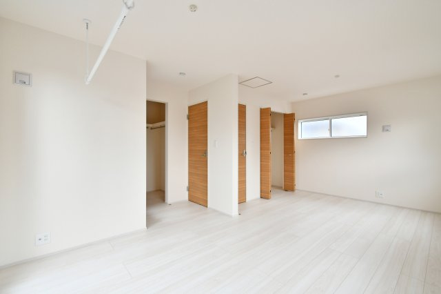 上尾市泉台2丁目2期　全1棟の居間・リビング|洋室①：将来的に2部屋へ仕切れる、家族の成長に寄り添う設計。勾配天井がもたらす圧倒的な開放感と、南西向きの陽光が心地よい、家族の「今」と「未来」を繋ぐ大空間。