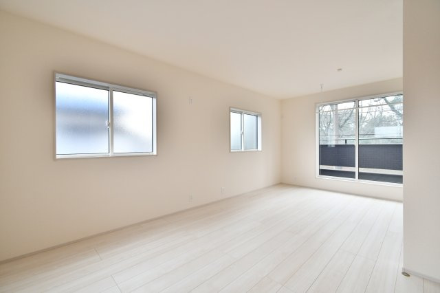 上尾市泉台2丁目2期　全1棟の洋室|洋室①：あらかじめドアを2箇所設けることで、壁を立てるだけで簡単に2つの子供部屋へ。高低差を活かした天井デザインが、一部屋として使う際にも洗練された個性を演出する自慢の一室。