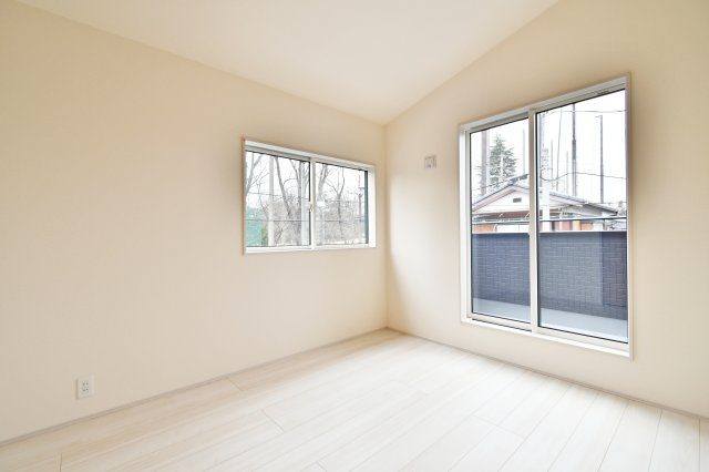 上尾市泉台2丁目2期　全1棟の洋室|洋室②：全居室南西向き設計により、夕方まで明るい陽光が差し込みます。クローゼット付きで収納力も確保。長期優良住宅ならではの断熱性能で、一年中快適に過ごせるプライベート空間。