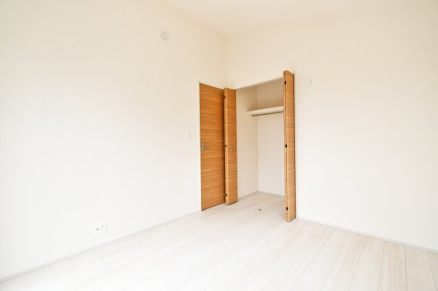 上尾市泉台2丁目2期　全1棟の洋室|洋室②：奥行きのあるインナーバルコニー仕様で、急な雨でも安心。南側道路に面し、遮るもののない開放的な眺望と陽当りを確保。椅子を置いて外気浴を楽しむ贅沢な時間も叶います。