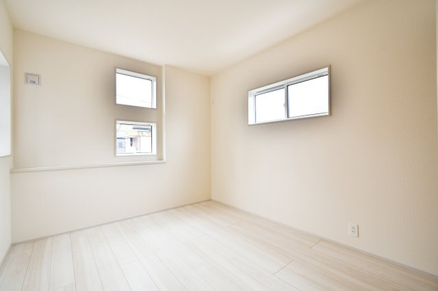 上尾市泉台2丁目2期　全1棟の洋室|洋室③：全居室南西向きの設計により、5帖の空間も明るく開放的。独立性が高く、テレワークスペースや趣味の部屋、落ち着いた寝室におすすめ。長期優良住宅の快適さを静かな環境で実感できます。