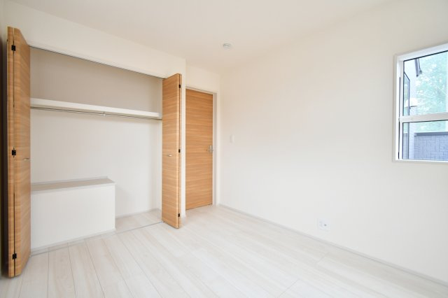 上尾市泉台2丁目2期　全1棟の洋室|洋室③：全居室クローゼット付きで、家具を最小限に抑えたスッキリとした暮らしが叶います 。窓から差し込む陽光が木目調の建具を優しく照らし、コンパクトながらも窮屈さを感じさせない心地よい一室。