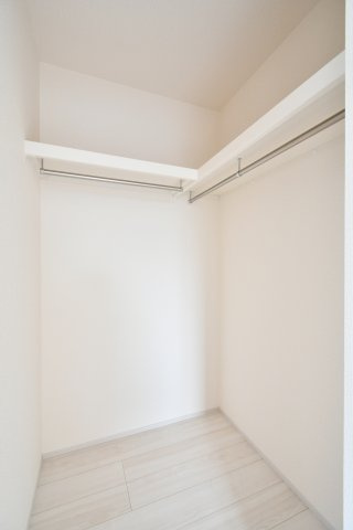 上尾市泉台2丁目2期　全1棟の収納|季節物の衣類や大型鞄もまとめて収まるウォークインクローゼット付き。全居室に収納を設けた設計で、生活感を抑えたスタイリッシュな暮らしを実現します。