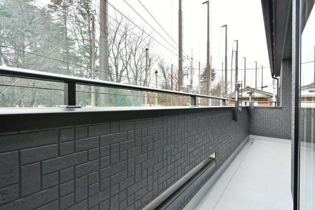 上尾市泉台2丁目2期　全1棟のバルコニー|ワイドバルコニーに直結する室内物干しスペースを確保。天候を気にせず洗濯物を干せるため、共働き世帯にも心強い設計。南西向きの陽光が家事時間を心地よく彩ります。