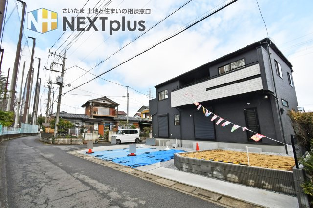 上尾市泉台2丁目2期　全1棟の前面道路含む現地写真|南側公道に面し、陽当りと開放感◎！並列で3台の車を停められる広々としたカースペースは、来客時や将来の増車にも柔軟に対応できるゆとりの証。