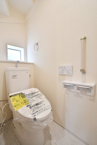 上尾市泉台2丁目2期　全1棟のトイレ|手洗い付きトイレに便利な2連ペーパーホルダー付き。小窓付きで換気効率も良く、手すり設置でどなたでも安心して使えます。
