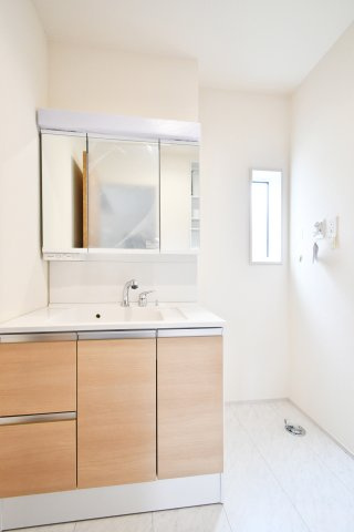 上尾市泉台2丁目2期　全1棟の独立洗面台|鏡裏収納で小物をスッキリ片付けられる機能的な洗面台。木目調のパネルが空間を優しく彩ります。換気窓からの自然光も心地よく、忙しい朝の身支度をスムーズにサポートします。