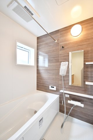 上尾市泉台2丁目2期　全1棟の浴室|木目調パネルが落ち着いた空間を演出。雨の日の衣類乾燥や、冬場の暖房に便利な「浴室換気乾燥機」を標準装備。ゆったり浸かれるスクエア型浴槽で、日々の疲れをリセットできます。