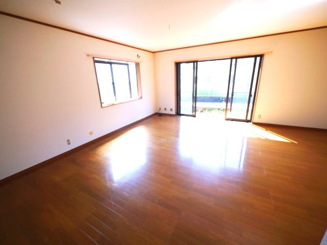 八街市八街に　中古戸建の居間・リビング|内装リフォーム令和8年3月平成14年12月築カーポート2台JR総武本線八街駅徒歩約24分閑静な分譲地