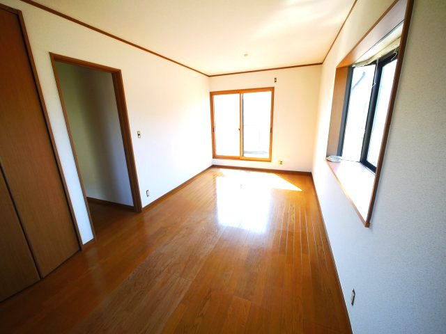 八街市八街に　中古戸建の洋室|内装リフォーム令和8年3月平成14年12月築カーポート2台JR総武本線八街駅徒歩約24分閑静な分譲地