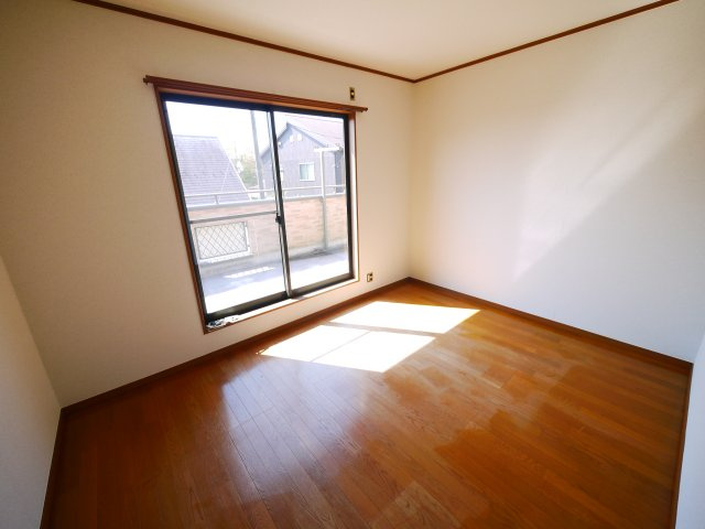 八街市八街に　中古戸建の洋室|内装リフォーム令和8年3月平成14年12月築カーポート2台JR総武本線八街駅徒歩約24分閑静な分譲地