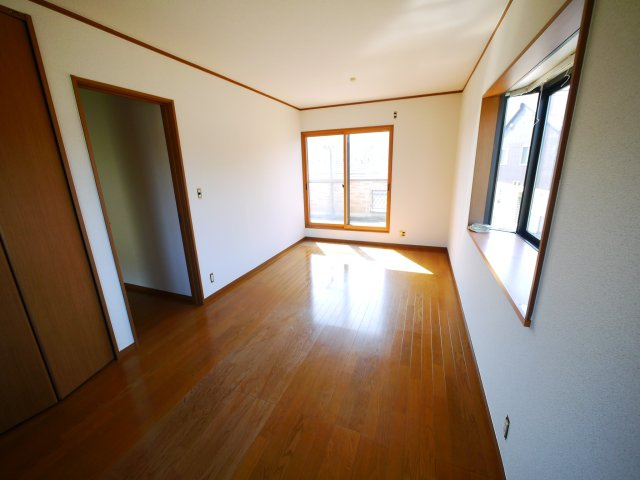 八街市八街に　中古戸建の洋室|内装リフォーム令和8年3月平成14年12月築カーポート2台JR総武本線八街駅徒歩約24分閑静な分譲地