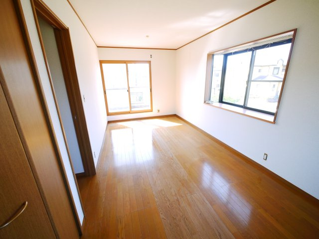 八街市八街に　中古戸建の洋室|内装リフォーム令和8年3月平成14年12月築カーポート2台JR総武本線八街駅徒歩約24分閑静な分譲地