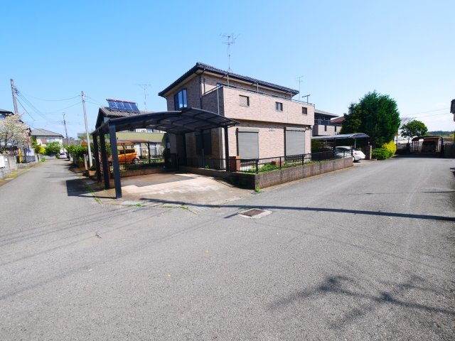 八街市八街に　中古戸建の前面道路含む現地写真|内装リフォーム令和8年3月平成14年12月築カーポート2台JR総武本線八街駅徒歩約24分閑静な分譲地