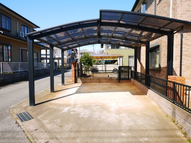 八街市八街に　中古戸建の駐車場|内装リフォーム令和8年3月平成14年12月築カーポート2台JR総武本線八街駅徒歩約24分閑静な分譲地