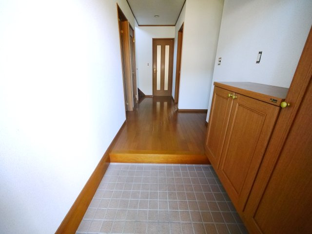 八街市八街に　中古戸建の玄関|内装リフォーム令和8年3月平成14年12月築カーポート2台JR総武本線八街駅徒歩約24分閑静な分譲地