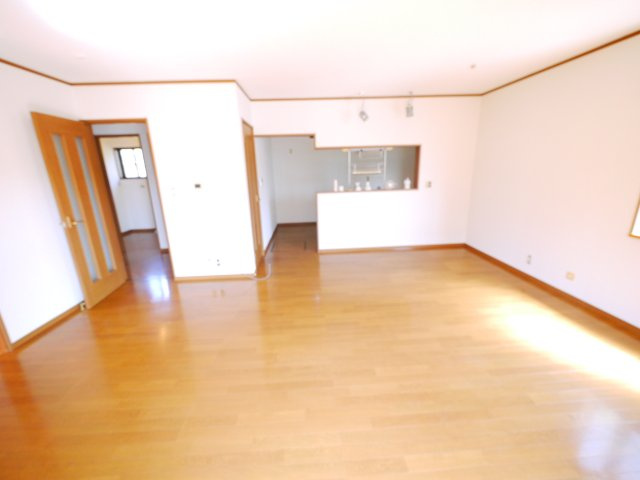八街市八街に　中古戸建の居間・リビング|内装リフォーム令和8年3月平成14年12月築カーポート2台JR総武本線八街駅徒歩約24分閑静な分譲地