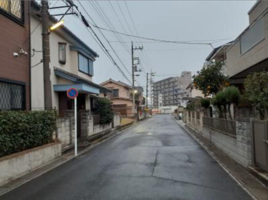 越谷市大字大房　土地の前面道路含む現地写真