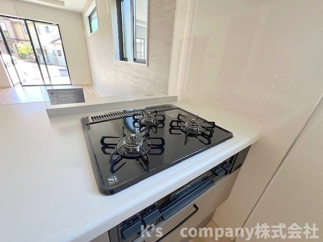 ◎茅ヶ崎市東海岸北5丁目　新築戸建　1号棟のキッチン|三口ガスコンロでお料理の幅が広がります◇