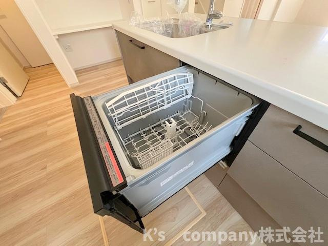 ◎茅ヶ崎市東海岸北5丁目　新築戸建　1号棟のキッチン|家事の負担を軽減してくれる食器洗い乾燥機付き☆