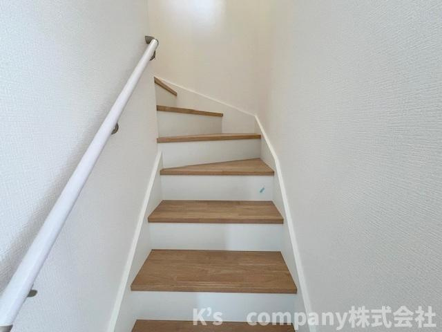 ◎茅ヶ崎市東海岸北5丁目　新築戸建　1号棟の収納|手すり付きの階段☆小さいお子様やご年配にも優しい仕様☆