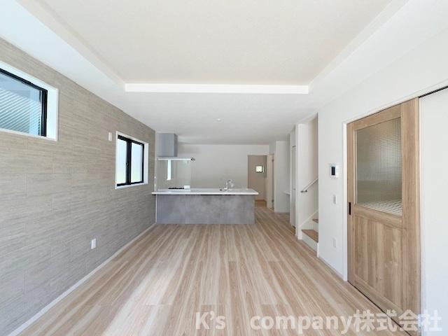 ◎茅ヶ崎市東海岸北5丁目　新築戸建　1号棟の居間・リビング|アクセントクロスとの統一感のあるカウンタ―キッチンが奥側見えます◇