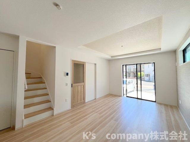 ◎茅ヶ崎市東海岸北5丁目　新築戸建　1号棟の居間・リビング|リビングは南向きで明るい日差しが差し込む温かみのある空間♪