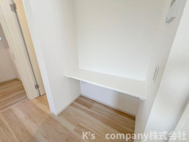 ◎茅ヶ崎市東海岸北5丁目　新築戸建　1号棟の収納|リビングにはお子様の宿題用の勉強スペースなどにお使いいただけるフリーデスク付き☆