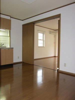 【居間・リビング】 | フラワーガーデン片西 | お料理しやすいキッチンです