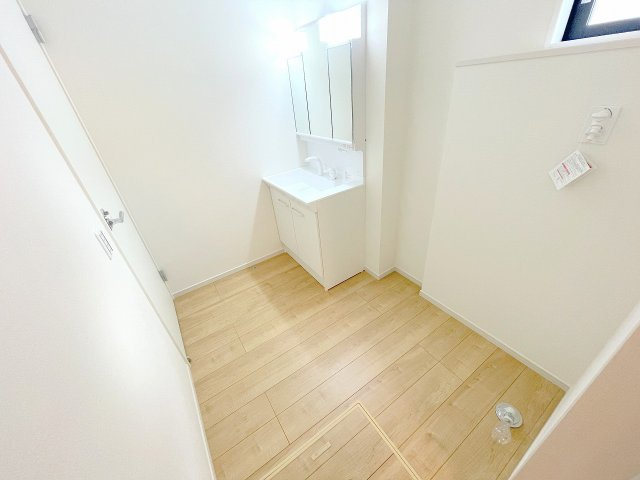 【洗面所】 | 川越市砂　新築一戸建住宅　全1棟　(ふじみ野店) | シャワー付き三面鏡の独立洗面台、たっぷり収納で朝の身支度がはかどります♪