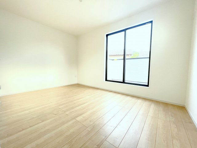 【洋室】 | 川越市砂　新築一戸建住宅　全1棟　(ふじみ野店) | 洋室6.7帖：バルコニーに面しており開放感ある、日当たり・風通し良好なお部屋。