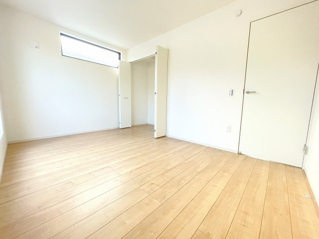 【洋室】 | 川越市砂　新築一戸建住宅　全1棟　(ふじみ野店) | 洋室6.7帖：バルコニーに面しており開放感ある、日当たり・風通し良好なお部屋。