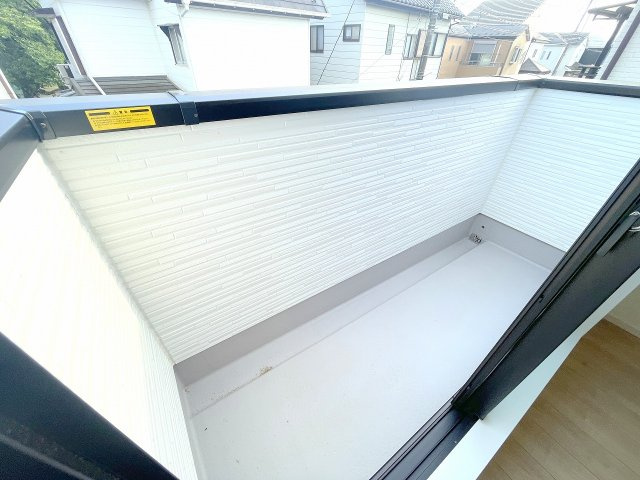 【バルコニー】 | 川越市砂　新築一戸建住宅　全1棟　(ふじみ野店) | 洋室6.7帖側バルコニー：南に面した明るいバルコニーです。
