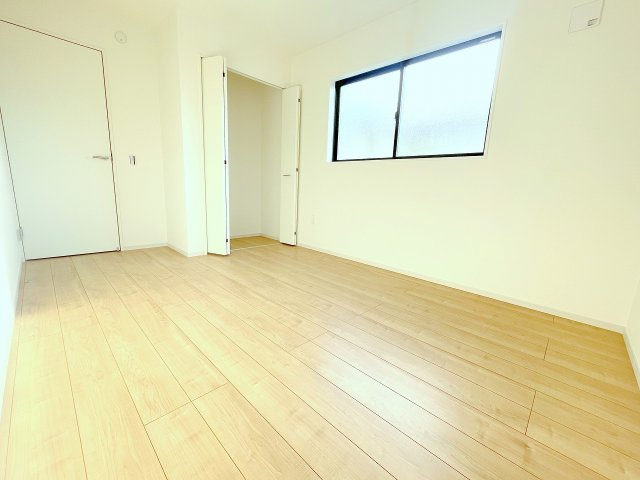 【洋室】 | 川越市砂　新築一戸建住宅　全1棟　(ふじみ野店) | 洋室6.1帖：2面採光の風通しの良いお部屋、クローゼット完備です。