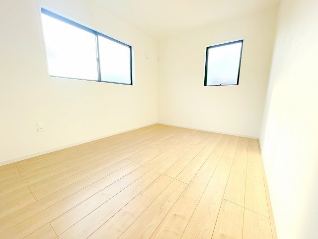 【洋室】 | 川越市砂　新築一戸建住宅　全1棟　(ふじみ野店) | 洋室6.1帖：2面採光の風通しの良いお部屋、クローゼット完備です。
