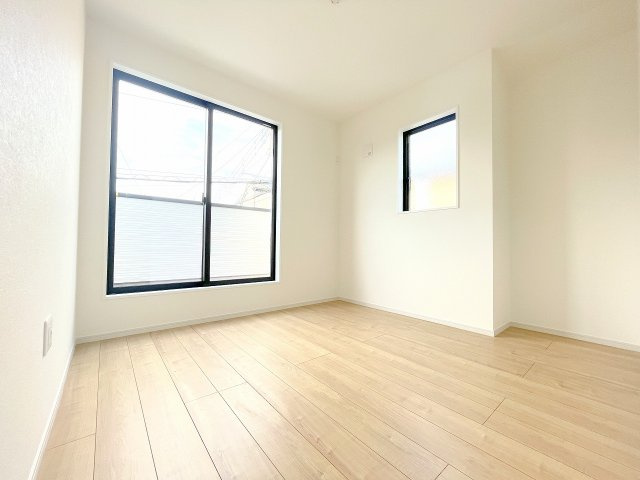 【洋室】 | 川越市砂　新築一戸建住宅　全1棟　(ふじみ野店) | 洋室5.5帖：2面採光の風通しの良いお部屋、クローゼット完備です。
