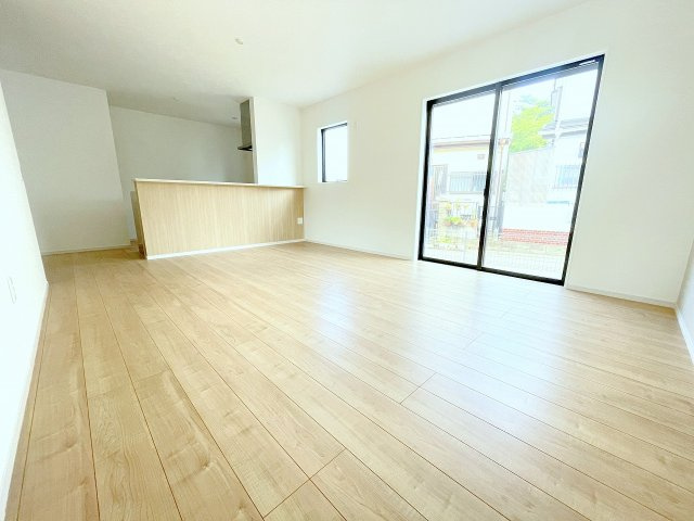 【居間・リビング】 | 川越市砂　新築一戸建住宅　全1棟　(ふじみ野店) | フラット35S対応、ZEH水準の省エネ住宅！環境に優しく安全性の高いオール電化住宅。エネルギーの使用量を削減し光熱費を抑えます。