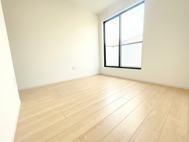 【洋室】 | 川越市砂　新築一戸建住宅　全1棟　(ふじみ野店) | 洋室5.5帖：2面採光の風通しの良いお部屋、クローゼット完備です。
