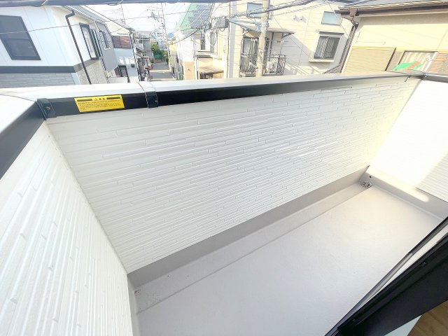 【バルコニー】 | 川越市砂　新築一戸建住宅　全1棟　(ふじみ野店) | 洋室5.5帖側バルコニー：合計2か所のバルコニー、使い勝手がよく便利です♪