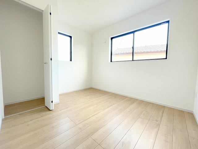 【洋室】 | 川越市砂　新築一戸建住宅　全1棟　(ふじみ野店) | 洋室4.8帖：2面採光の風通しの良いお部屋、クローゼット完備です。