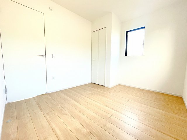 【洋室】 | 川越市砂　新築一戸建住宅　全1棟　(ふじみ野店) | 洋室4.8帖：2面採光の風通しの良いお部屋、クローゼット完備です。