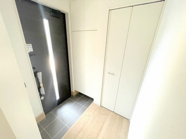 【玄関】 | 川越市砂　新築一戸建住宅　全1棟　(ふじみ野店) | 清潔感ある明るい玄関が家族を迎え入れます。