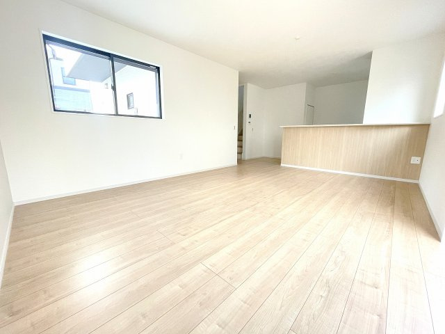 【居間・リビング】 | 川越市砂　新築一戸建住宅　全1棟　(ふじみ野店) | 明るい陽光が差し込む陽だまり空間。アクセントクロスがおしゃれなリビングです。