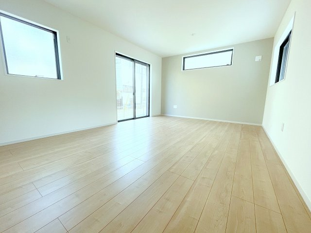 【居間・リビング】 | 川越市砂　新築一戸建住宅　全1棟　(ふじみ野店) | 明るい陽光が差し込む陽だまり空間。アクセントクロスがおしゃれなリビングです。