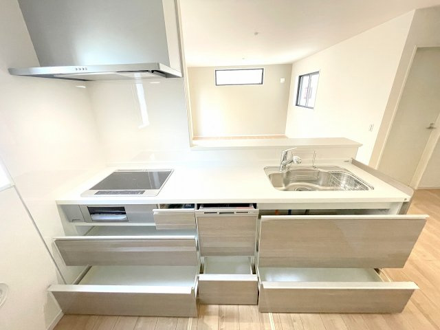 【キッチン】 | 川越市砂　新築一戸建住宅　全1棟　(ふじみ野店) | 食器洗浄機付き、収納機能豊富な対面式カウンターシステムキッチン。