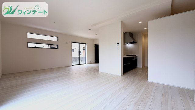 石岡市府中2期　新築戸建の居間・リビング|完成したLDKです♪写真では伝わりきらない開放感と明るさ、ぜひ現地でご体感ください。